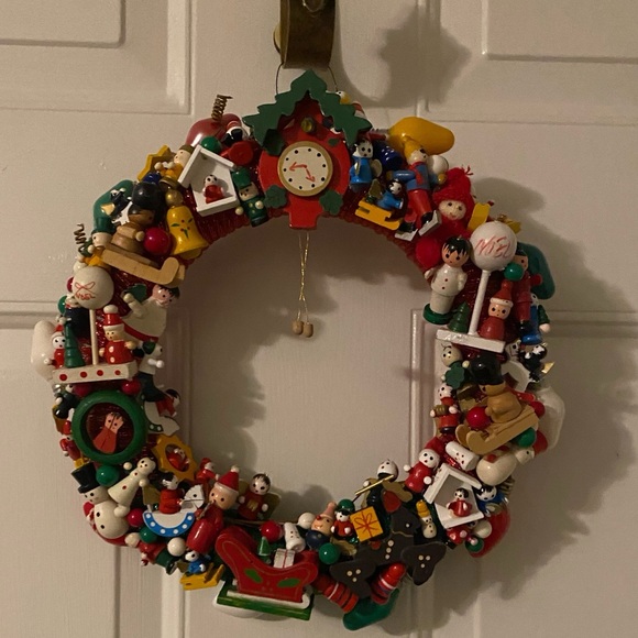 Vtg Looking Christmas Wooden Toy Ornament Wreath Mini Figurines Kitschy Wood 12” - Picture 1 of 8